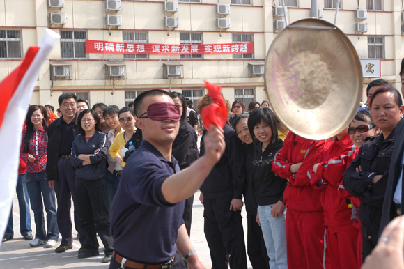 迎五一趣味运动会在第五社区举办