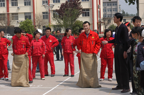 迎五一趣味运动会在第五社区举办