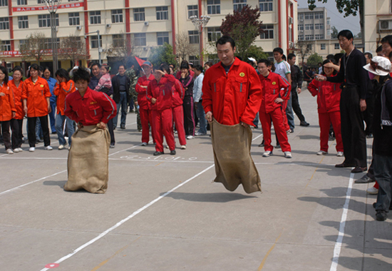 迎五一趣味运动会在第五社区举办
