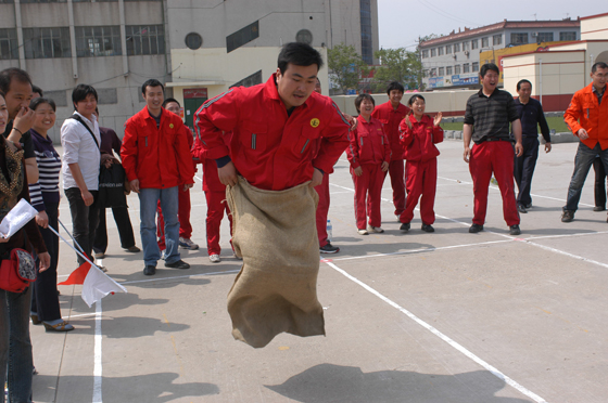 迎五一趣味运动会在第五社区举办