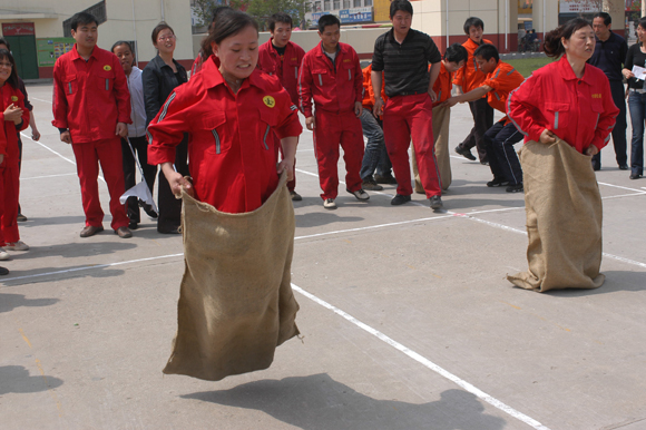 迎五一趣味运动会在第五社区举办
