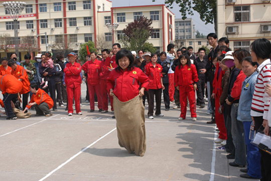 迎五一趣味运动会在第五社区举办