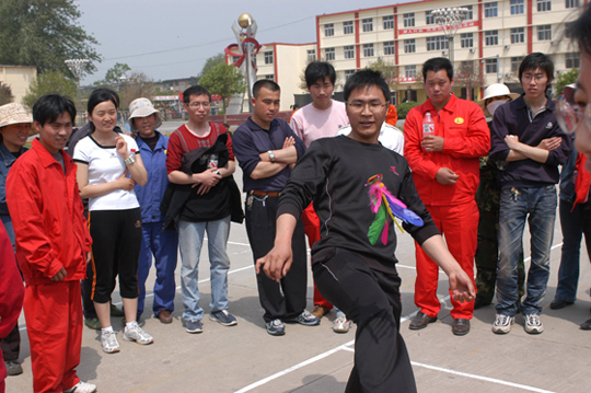 迎五一趣味运动会在第五社区举办