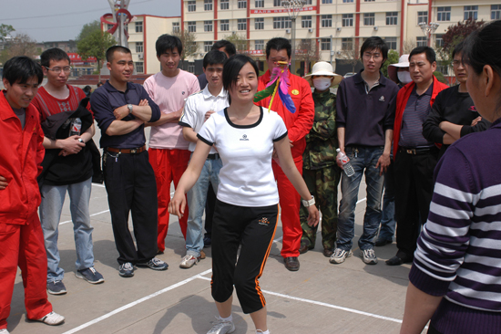 迎五一趣味运动会在第五社区举办