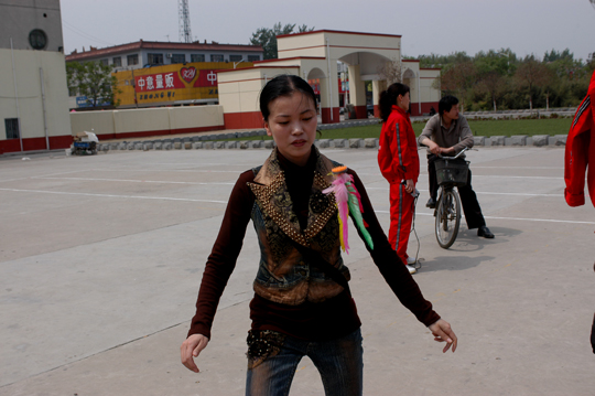 迎五一趣味运动会在第五社区举办