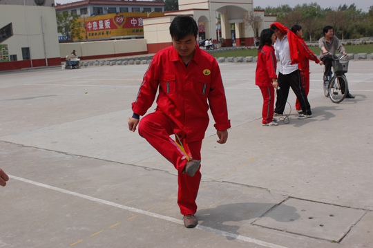 迎五一趣味运动会在第五社区举办