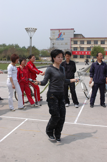 迎五一趣味运动会在第五社区举办