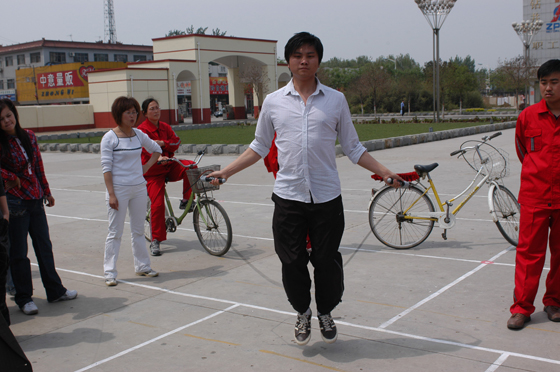 迎五一趣味运动会在第五社区举办