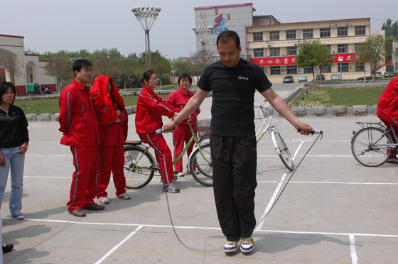 迎五一趣味运动会在第五社区举办