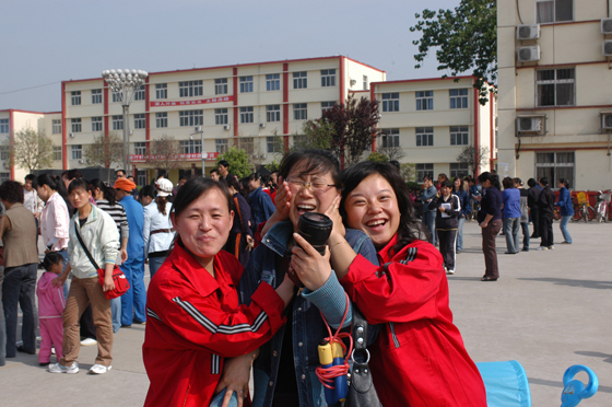 迎五一趣味运动会在第五社区举办