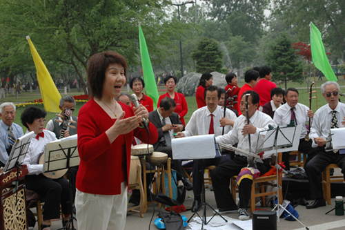 老年大学庆五一演出引人入胜