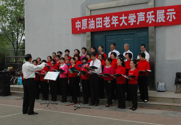 老年大学庆五一演出引人入胜