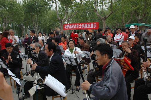 老年大学庆五一演出引人入胜