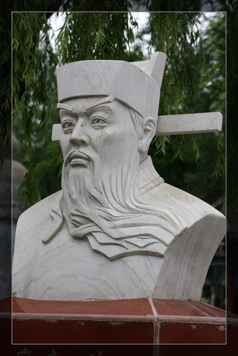 你看他是谁？