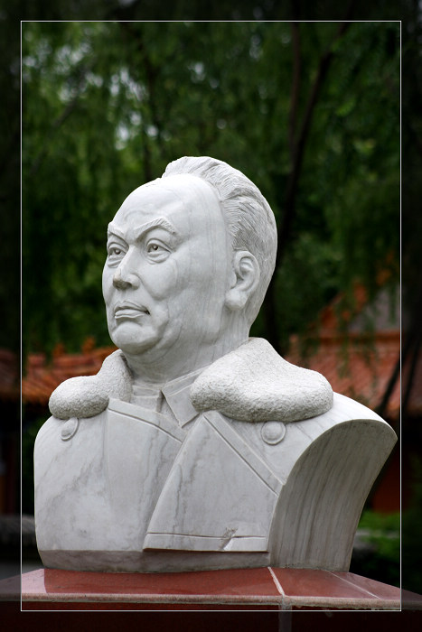 你看他是谁？