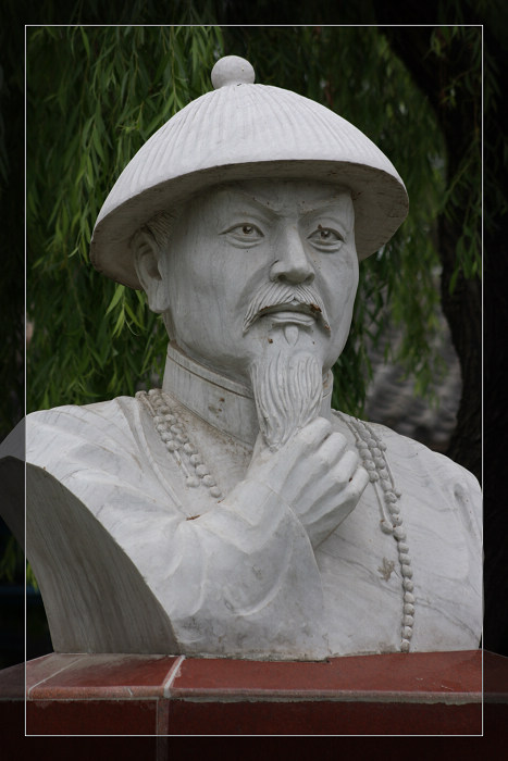 你看他是谁？