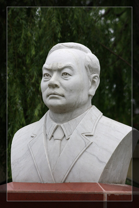 你看他是谁？