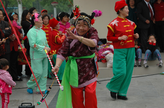 金奖节目当街演