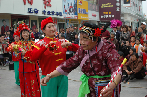 金奖节目当街演