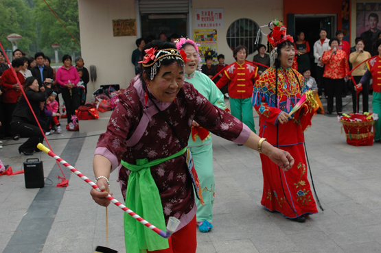 金奖节目当街演