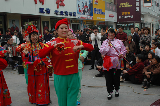 金奖节目当街演