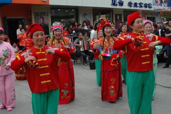 金奖节目当街演
