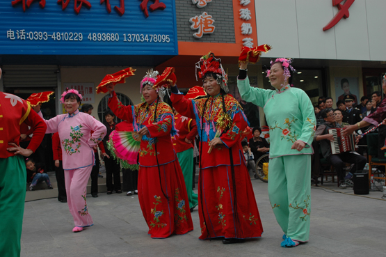金奖节目当街演