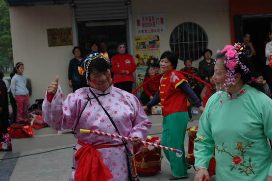 金奖节目当街演