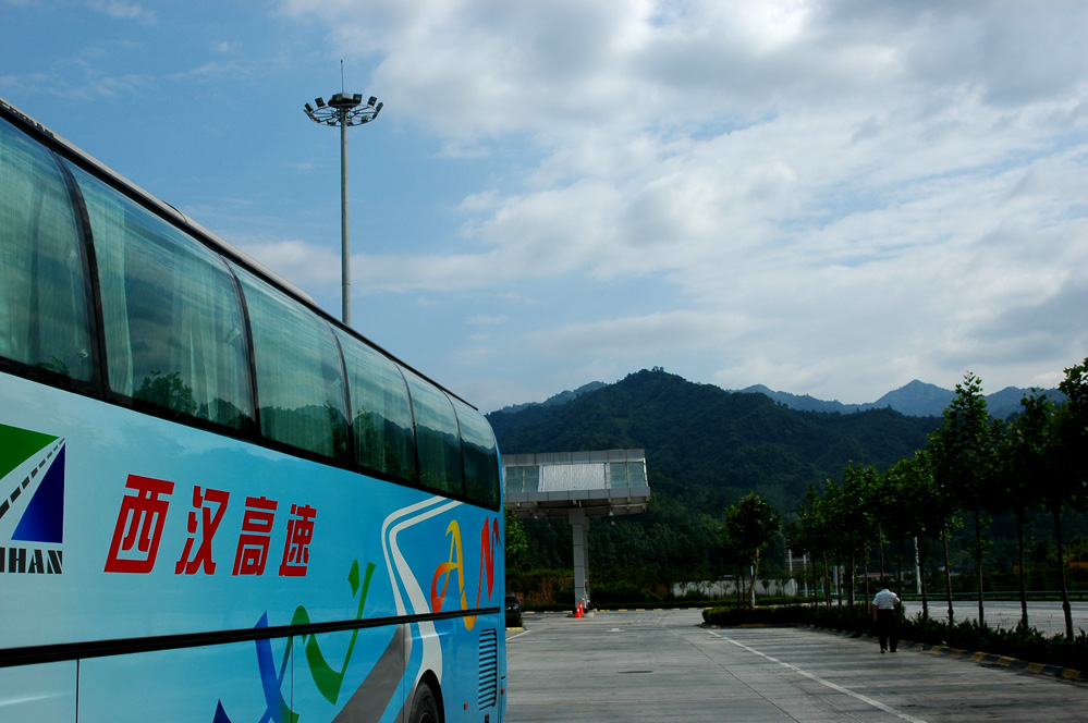 在西汉高速观览秦岭隧道群
