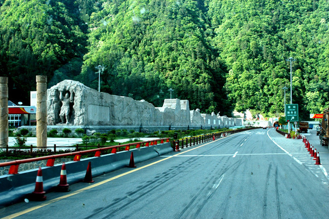 在西汉高速观览秦岭隧道群
