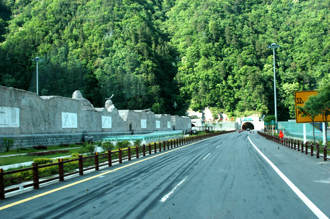 在西汉高速观览秦岭隧道群