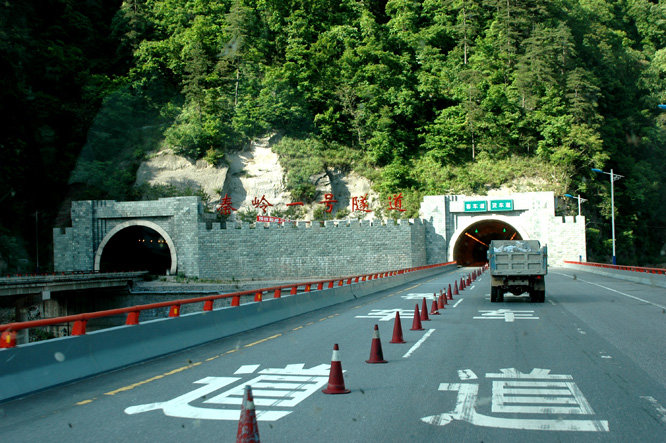 在西汉高速观览秦岭隧道群