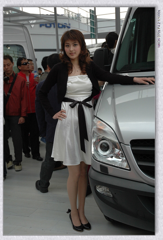 美女车模