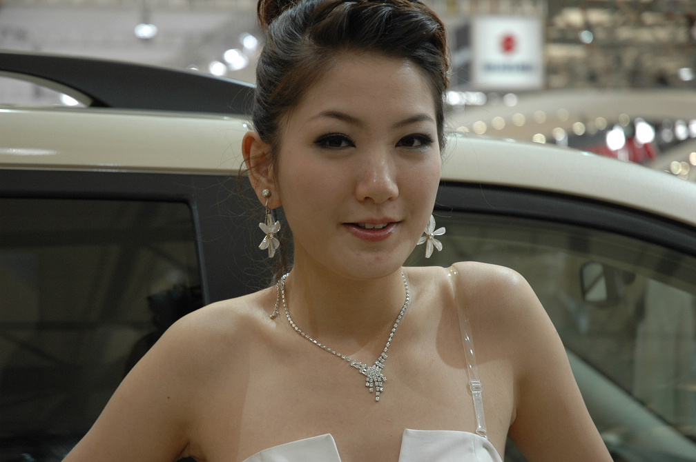 美女车模