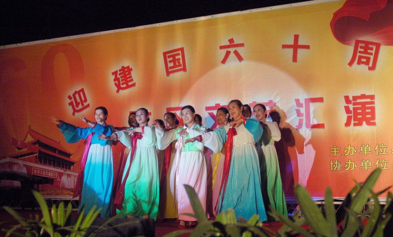 玉兰花园看演出