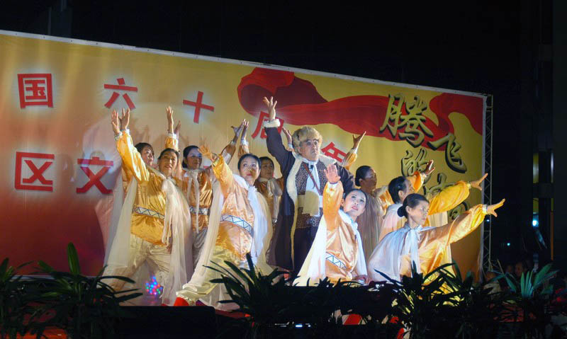 玉兰花园看演出