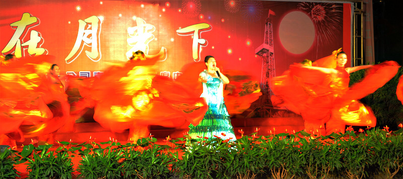 《同在月光下》文艺晚会剧照