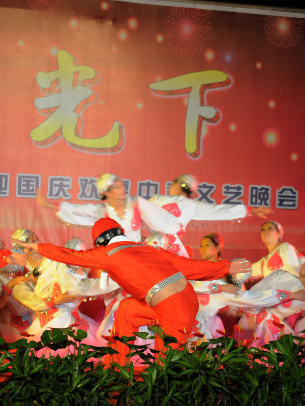 《同在月光下》文艺晚会剧照