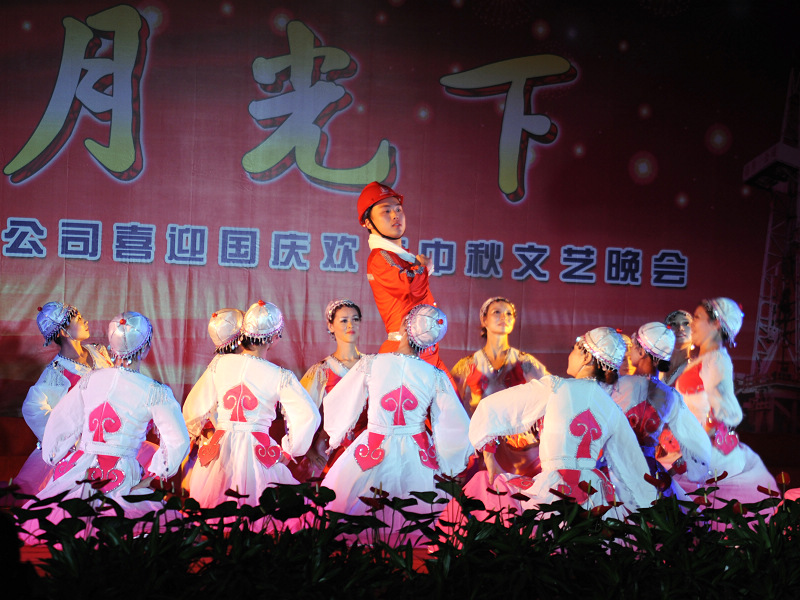 《同在月光下》文艺晚会剧照