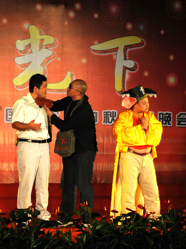 《同在月光下》文艺晚会剧照