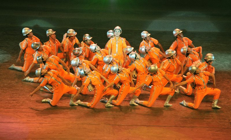 热烈祝贺油田14届职工文艺会演取得圆满成功！