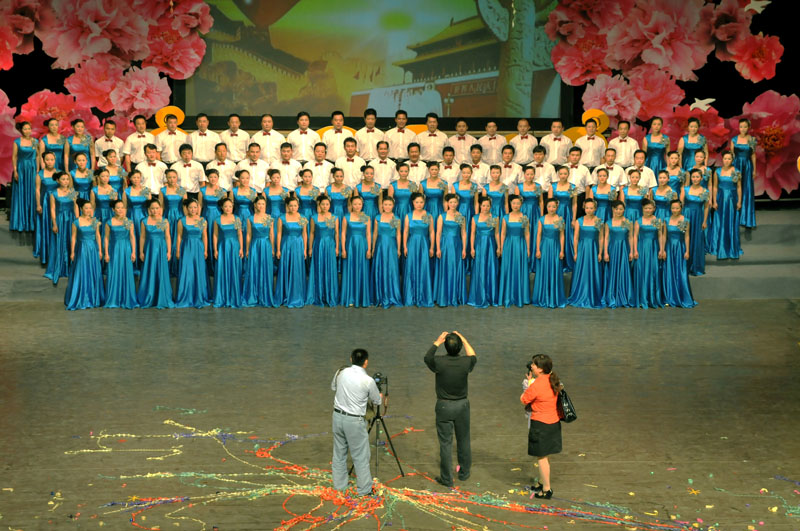 热烈祝贺油田14届职工文艺会演取得圆满成功！