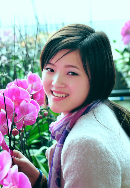 美丽蝴蝶兰中的少女