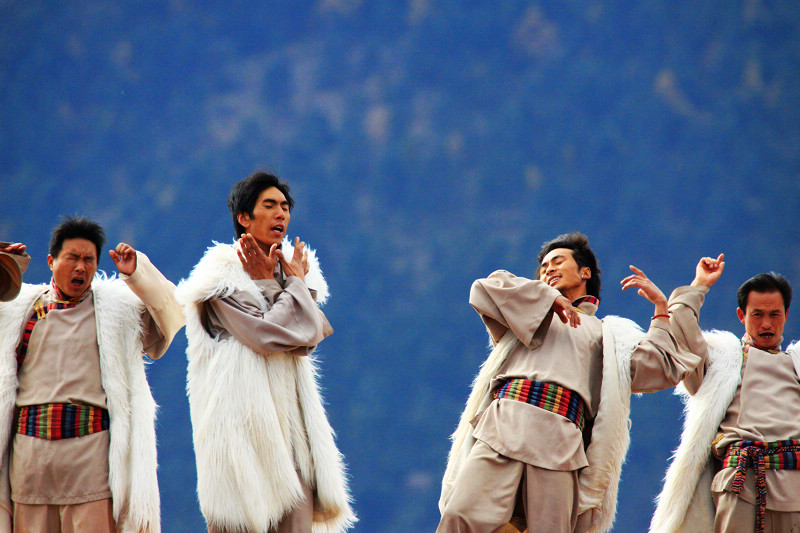 雪山下的民族