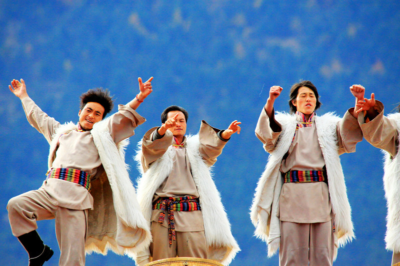 雪山下的民族