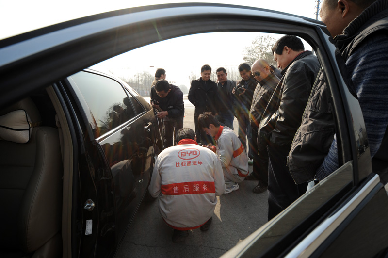 比亚迪“全场一元”拍卖会花絮