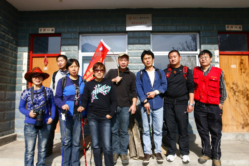 石油人采风基地留影