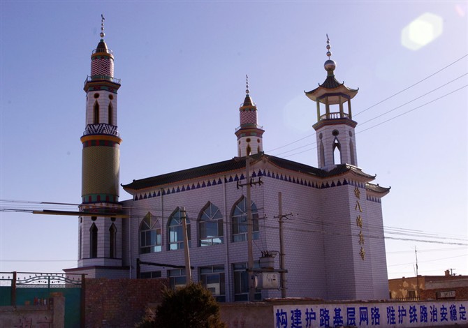 宁夏自治区不管城里乡下都有很多风格迥异的清真寺，路上顺手拍了几个。