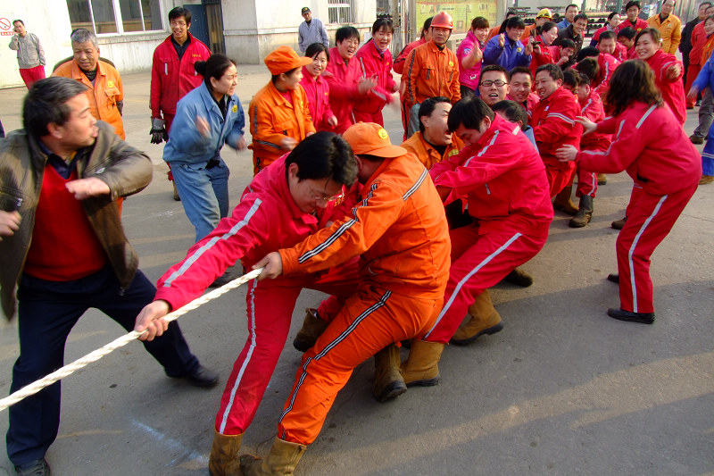 也发一组单位拔河比赛实拍