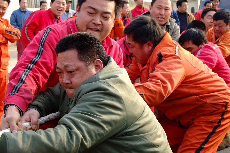 也发一组单位拔河比赛实拍